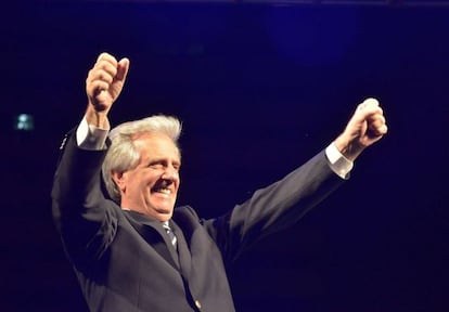 El presidente electo de Uruguay, Tabare Vazquez, celebra su victoria.