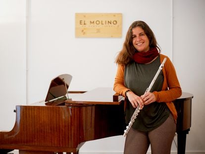 La flautista y compositora Carmen Vela en la escuela de música El Molino en Madrid.