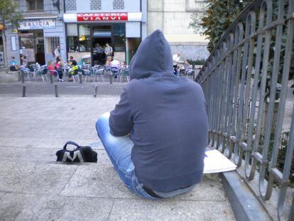 Amer, de espaldas para no ser reconocido, en el centro de Madrid