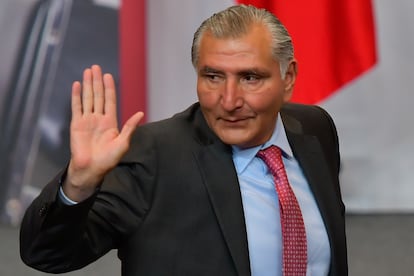 Adan Augusto López a su llegada a una conferencia de prensa.