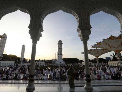 Decenas de fieles rezaban el lunes durante la festividad del Eid al-Fitr, que pone fin al Ramadán, en la gran mezquita de Banda Aceh, Indonesia.
