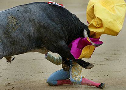 Gómez Escorial resultó atropellado de manera impresionante al recibir <i>a porta gayola</i> a su primer toro.