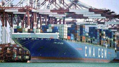 Un carguero atracado en un puerto de China.