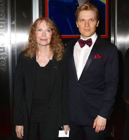 Ronan Farrow y su madre, la actriz Mia Farrow, el pasado mes de abril en Nueva York.