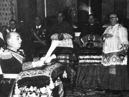 El cardenal Pla impone a Franco la Orden Suprema de Cristo en 1954.