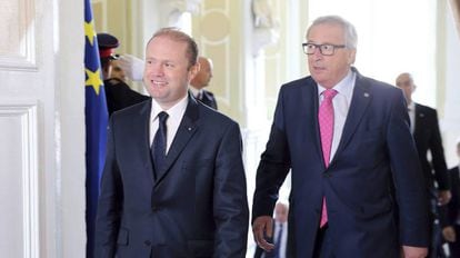 El presidente de la Comisi&oacute;n, Jean-Claude Juncker, junto al primer ministro de Malta, Joseph Muscat, este mi&eacute;rcoles.