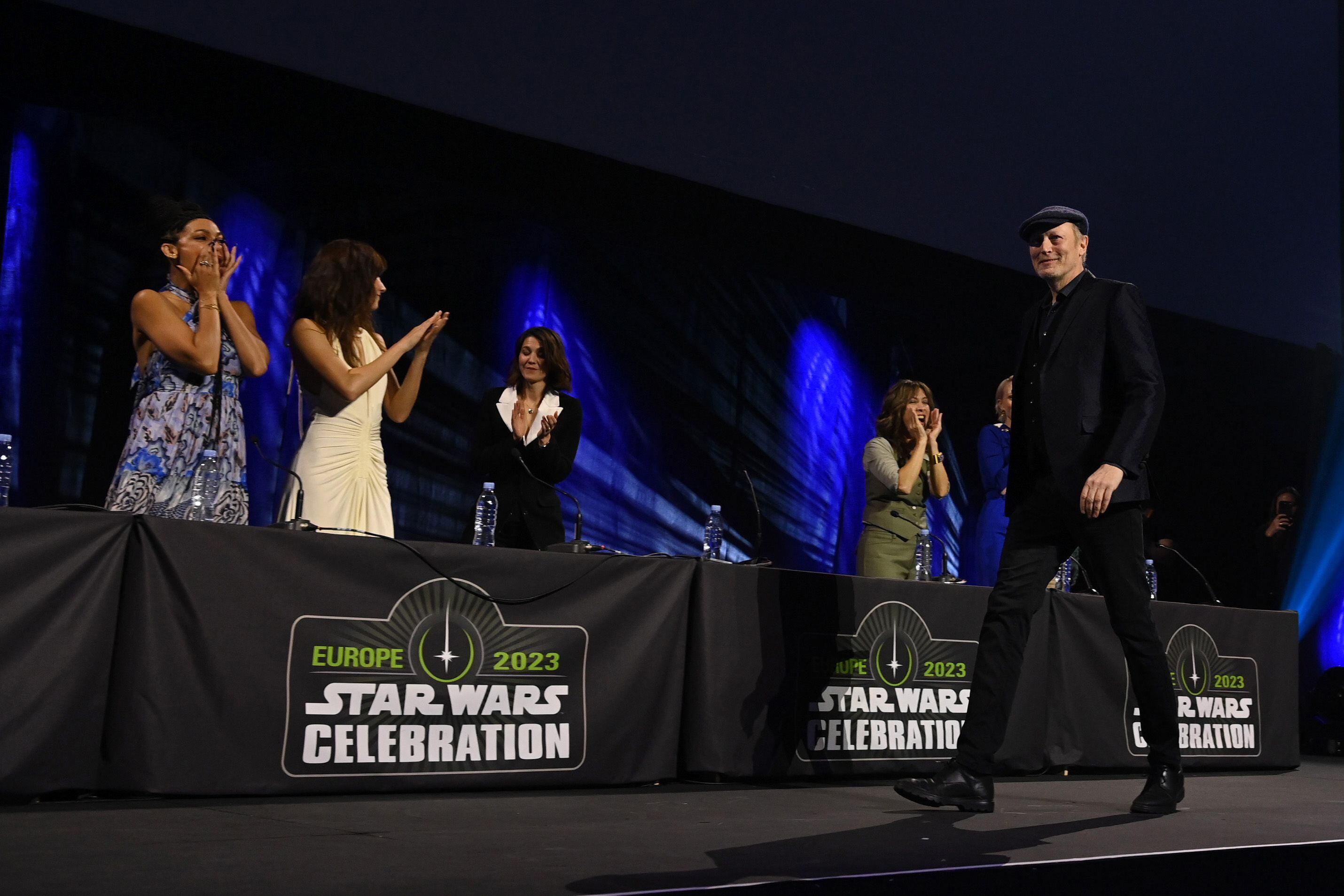 Lars Mikkelsen entra ovacionado al panel de 'Ahsoka' en la Star Wars Celebration.