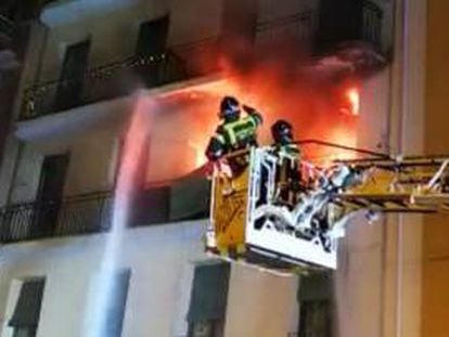 Los bomberos extinguen el incendio del piso de Arganzuela.