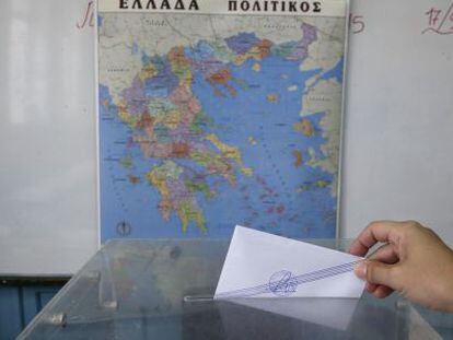 Un votant a Atenes diumenge.
