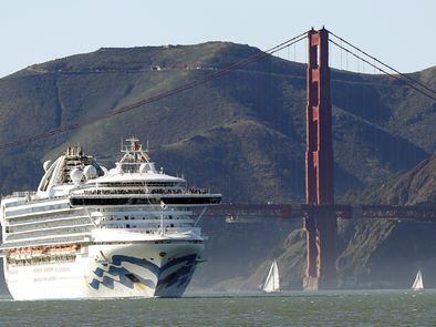 En foto, el crucero 'Grand Princess', en la bahía de San Francisco. En vídeo, la situación del crucero ‘Grand Princess’.