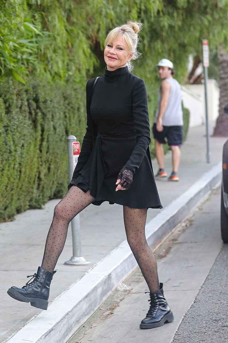 Melanie Griffith llegando a celebrar su 65º cumpleaños en un exclusivo club de Hollywood (Los Ángeles).