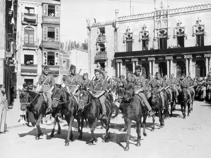 Tropas rebeldes de la Falange tras la victoria durante la Guerra Civil española.