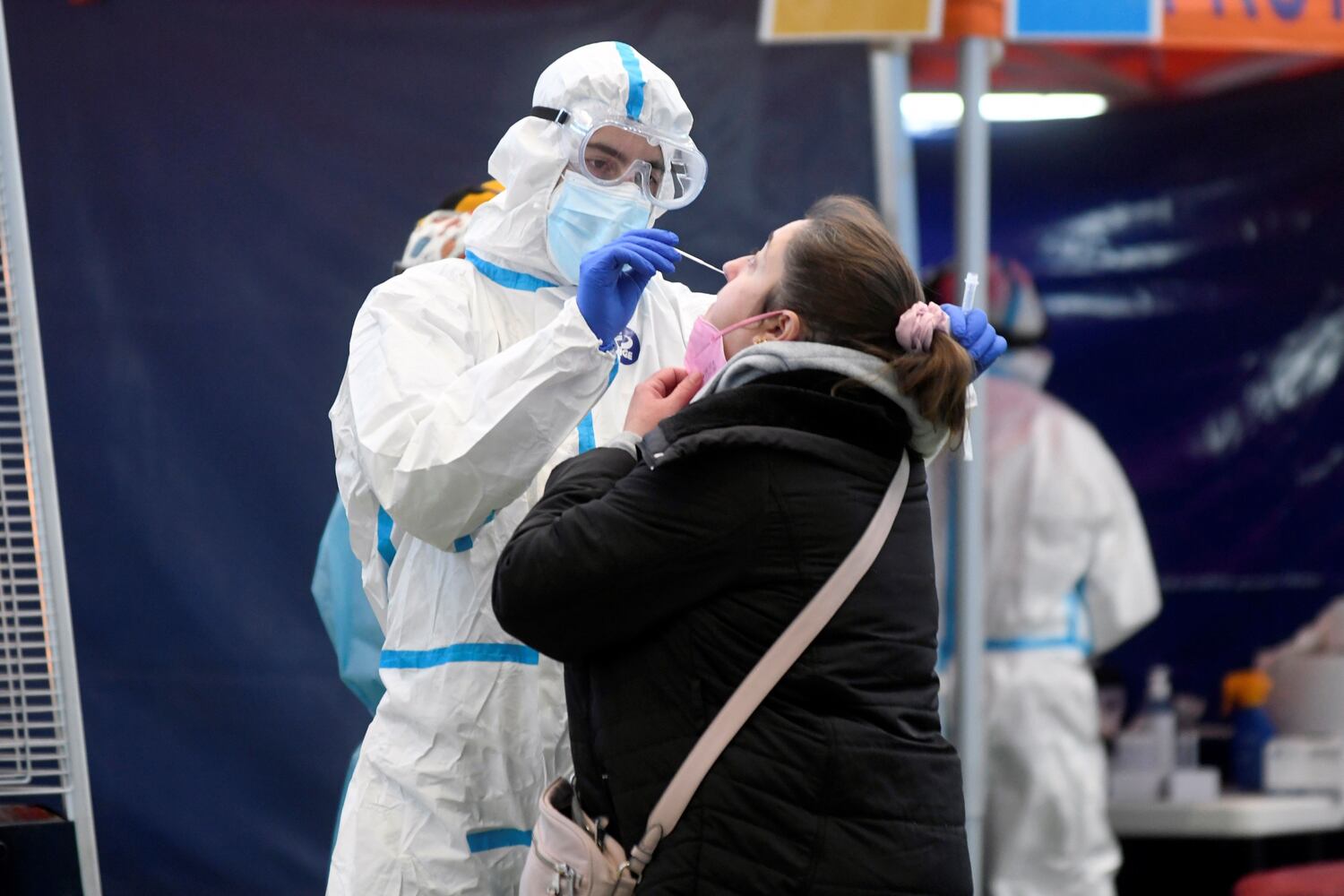 Un sanitario toma una muestra a una vecina de la localidad segoviana de Cantalejo.