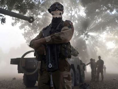 El soldado franc&eacute;s, cubierto con un pa&ntilde;uelo con forma de calavera. 