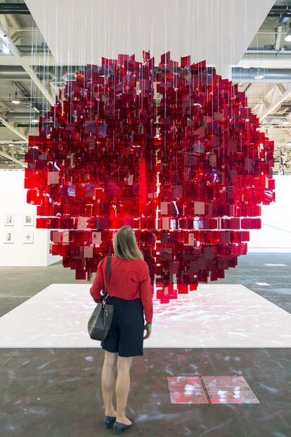 La obra de arte 'Continuel Mobile - Sphere rouge' (2001-2013) ('Continuo movimiento - esfera roja') del artista argentino, Julio Le Parc, de la galería parisina Bugada & Cargnel, expuesta durante la exposición 'Art Unlimited'.