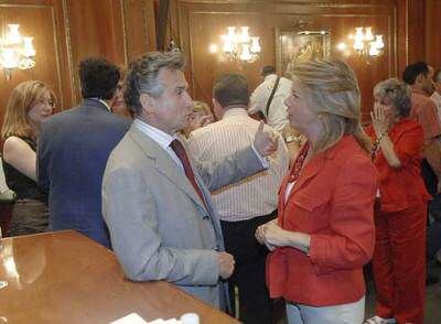 El socialista Paulino Plata conversa con la alcaldesa de Marbella, Ángeles Muñoz, antes del pleno municipal celebrado ayer en Marbella.