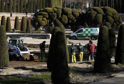 Obras de remodelación del parterre del Parque del Retiro.