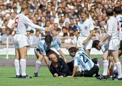 Momentos después de esta escena millones de argentinos veían cómo el colegiado expulsaba a su capitán en el partido contra Inglaterra. Era julio de 1966 y el primer Mundial televisado en Latinoamérica.