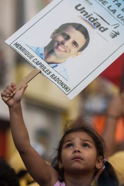 Una niña sostiene un cartel de Henrique Capriles durante un acto de campaña en Los Teques.