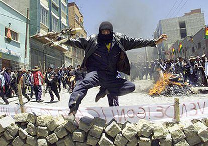 Un manifestante saltaba una barricada durante una manifestación en La Paz, el pasado 13 de octubre.