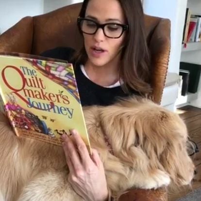Jennifer Garner
Entre libros de cocina y de estilo de vida, Jennifer Garner escoge muchos otros para formar parte de su original iniciativa #BooksWithBirdie. También a través de Instagram y bajo este hashtag, publica vídeos en los que lee a su perro.
