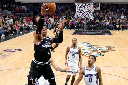 Russell Westbrook se estrenó con los Clippers en el duelo histórico de anotación ante los Kings.