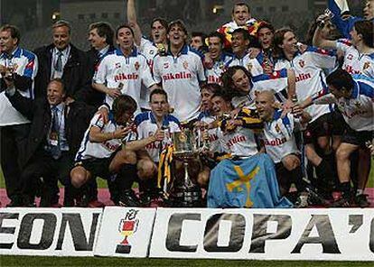 Toda la plantilla del Zaragoza, con la Copa del Rey, tras ganar al Real Madrid por 2-3.