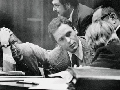 Ted Bundy en uno de sus juicios por asesinato.
