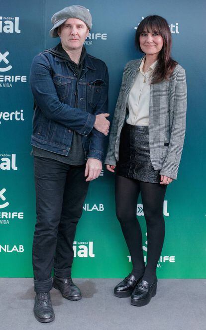 Juan Aguirre y Eva Amaral posan en el acto de anuncio de los ganadores de los premios cadena Dial.