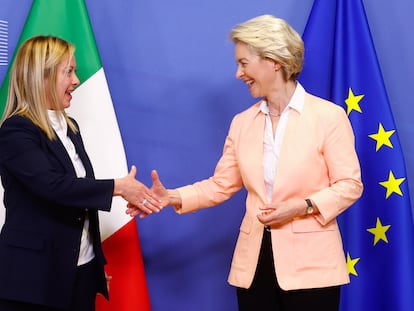 La primera ministra de Italia, Giorgia Meloni (a la izquierda), saluda a la presidenta de la Comisión Europea, Ursula von der Leyen, durante una reunión en Bruselas, este jueves.