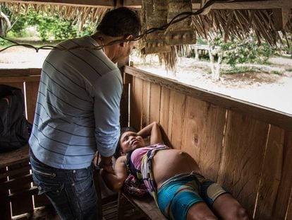 Un sanitario del programa Mais Médicos atiende a una paciente en Tarauacá, cerca de la frontera con Perú.