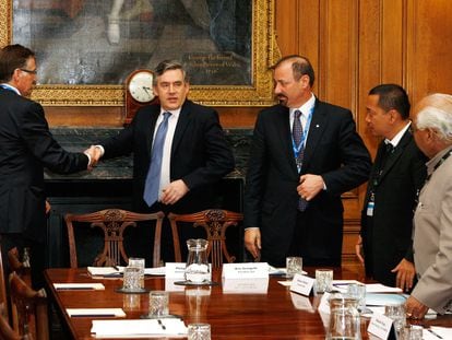 El entonces Primer Ministro británico, Gordon Brown, con varios representantes sindicales mundiales, durante los días de marzo de 2009 en que el G-20 se reunió en Londres.