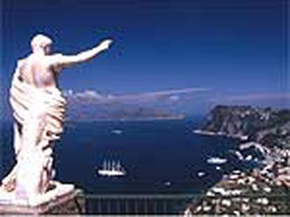 Una estatua de César domina desde la terraza de la villa San Michele, en Anacapri, la escarpada costa de Capri, una isla que sólo tiene seis kilómetros de longitud por 2,7 de anchura.