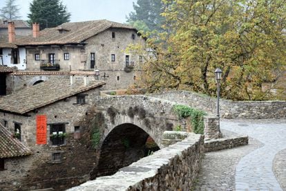 Rodeada de un espectacular paisaje y situada en la confluencia de los cuatro valles de la comarca de Liébana (Cantabria), Potes es conocida como la villa de los puentes y de las torres. Atención especial merecen la del Infantado y la de Orejón de la Lama, ambas del siglo XV. En este caso, la asociación también destaca como uno de los aspectos más relevantes del lugar su gastronomía. Aquí hay un buen número de restaurantes en los que se puede degustar gran variedad de platos, entre ellos el cocido lebaniego, una de sus estrellas culinarias.