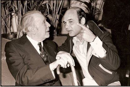 Jorge Luis Borges escucha a Severo Sarduy en París, en 1982.