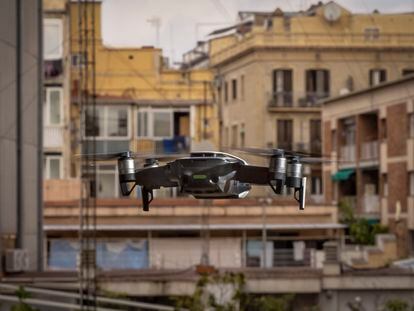 Un dron en el barrio de Gràcia de Barcelona.