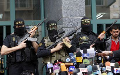 Milicianos de la Yihad Islámica palestina, durante la rueda de prensa en Gaza tras las cuatro jornadas de bombardeo sobre Gaza.