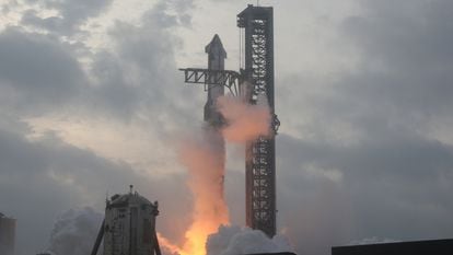 La nave espacial de nueva generación 'Starship', de SpaceX, despega desde la plataforma de lanzamiento de Boca Chica, Texas, este 14 de marzo.