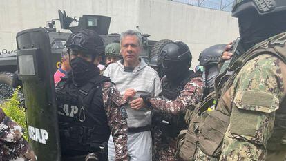 El exvicepresidente, Jorge Glas, es trasladado por las fuerzas de seguridad este sábado después de haber sido sacado a la fuerza de la embajada mexicana.