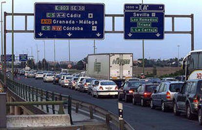 Retenciones por los controles de seguridad a la entrada de Sevilla desde Huelva, ayer, a las 21.30.