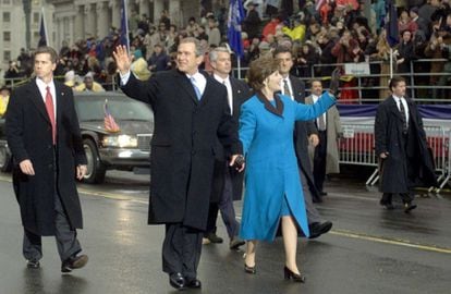 Washington vivió tres días de fiesta con la llegada de George W. Bush a la Casa Blanca, en 2001. Bajo una ligera lluvia, el presidente desafió el frío y saltó al escenario para rivalizar con el cantante puertorriqueño Ricky Martin en un concurso de movimiento de caderas. Antes, de la mano de su esposa, Laura, se paseó por la calles de la ciudad. Para el baile inaugural de 2001, la primera dama Laura Bush representó a su estado natal con un vestido hecho por el diseñador Dallas Faircloth.