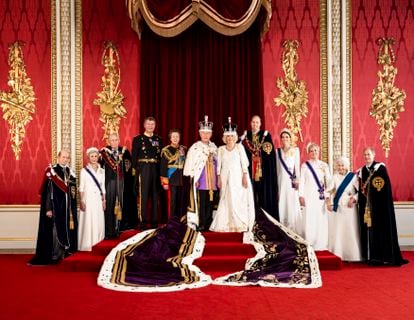 El retrato de familia tomado en el salón del trono. Desde la izquierda: el príncipe Eduardo, duque de Kent; Brígida y Ricardo de Gloucester; el vicealmirante Sir Tim Laurence, marido de la princesa Ana (a su lado); los reyes Carlos III y Camila; Guillermo de Inglaterra y su mujer, Kate Middleton, princesa de Gales; Sofía, duquesa de Edimburgo; la princesa Alejandra y el príncipe Eduardo, duque de Edimburgo.