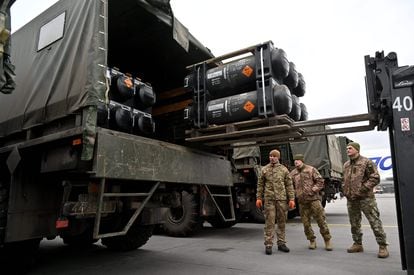 Soldados ucranios reciben misiles misiles norteamericanos en Kiev