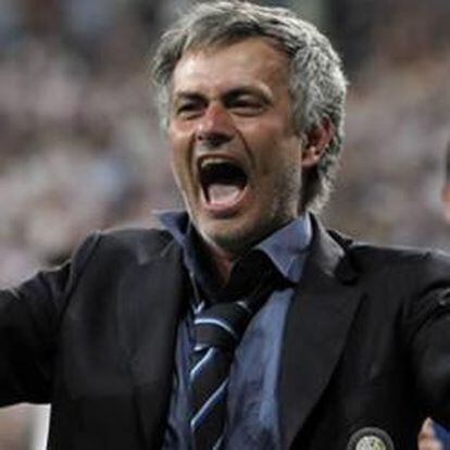 El entrenador del Inter de Milán José Mourinho celebra tras obtener el trofeo de la Liga de Campeones.