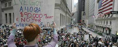 Manifestantes protestan contra el plan de salvamento financiero del Gobierno de EE UU ante la Bolsa de Nueva York.