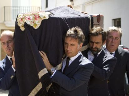 Varios hijos del fundador de Rumasa , José María Ruiz Mateos, introducen en la iglesia de Rota el féretro con los restos del empresario.