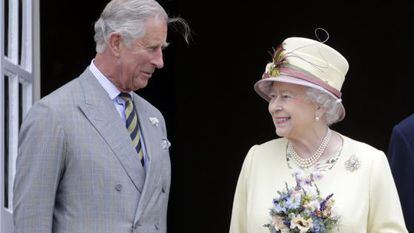 Carlos de Inglaterra, con su madre la reina Isabel, el pasado mes de julio.