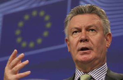 El comisario europeo de Comercio, Karel De Gucht, da una rueda de prensa sobre los detalles del acuerdo amistoso que la Unión Europea (UE) ha alcanzado con China en su disputa sobre los paneles solares del gigante asiático, al que acusó de competencia desleal, hoy, lunes 29 de julio de 2013, en la sede de la Comisión Europea, en Bruselas (Bélgica).