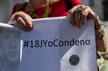 Una mujer sostiene un cartel donde se lee #18JYoCondeno, en alusión al golpe de Estado de 1936,  el 18 de julio de 2021, frente al Congreso de los Diputados en Madrid.