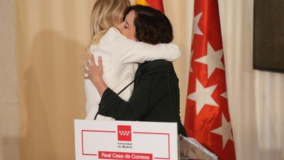 La presidenta de la Comunidad de Madrid, Isabel Díaz Ayuso, abraza a la expresidenta regional Cristina Cifuentes durante la presentación del retrato de esta última.